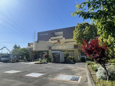 庭付きの明るい外観