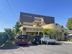 ゆったりとした外観の建物