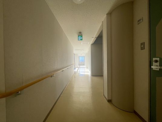 廊下の手すりと明るい窓