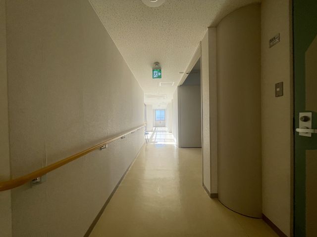 廊下の手すりと明るい窓 廊下 安全を配慮した手すりが設置された廊下です。窓からの自然光が心地よい空間を演出しています。