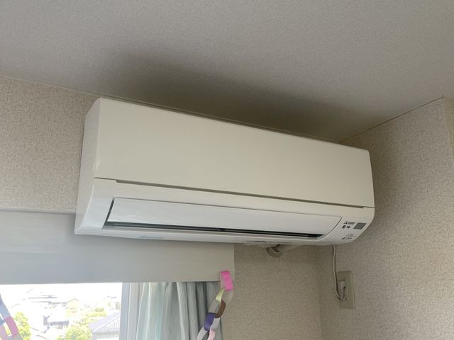 居室に設置されたエアコン エアコン 快適な室温を保つ居室のエアコンです。夏涼しく冬暖かく、一年中快適にお過ごしいただけます。