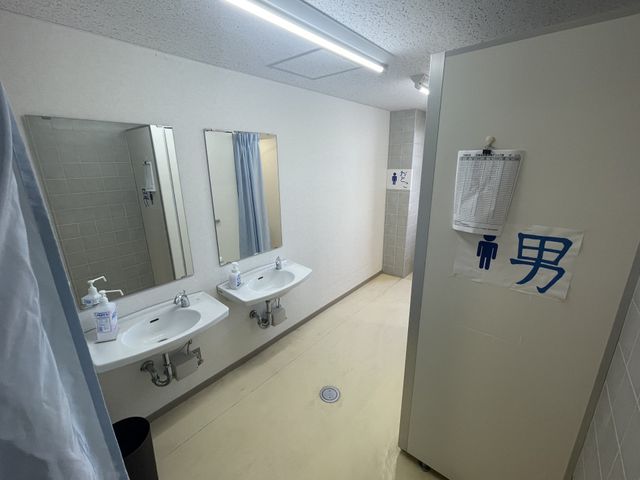 手入れされた清潔な浴室 洗面台 洗面台が並び手すりが付いた清潔感あふれる浴室です。安心してご利用いただけます。