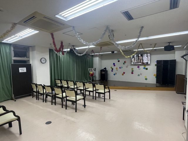 落ち着いた空間の多目的室 多目的室 ゆったりとした椅子が並ぶ共有スペースです。壁にはカラフルな装飾や掲示物があり、コミュニケーションの場としてもご利用いただけます。