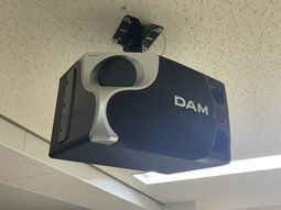 天井取り付けのカラオケ機器