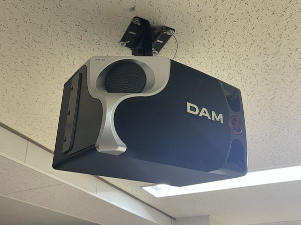 天井取り付けのカラオケ機器