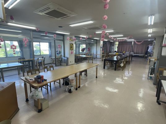 広々とした明るい食堂