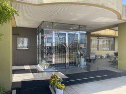 明るいエントランスの様子