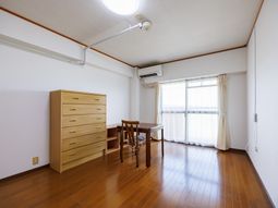 光が差し込む居室