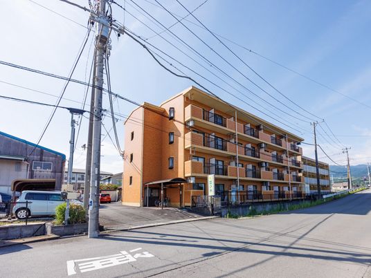 4階建ての建物外観