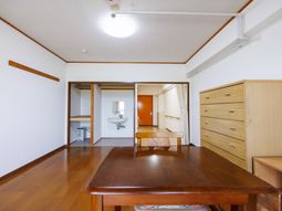 明るい部屋のテーブル
