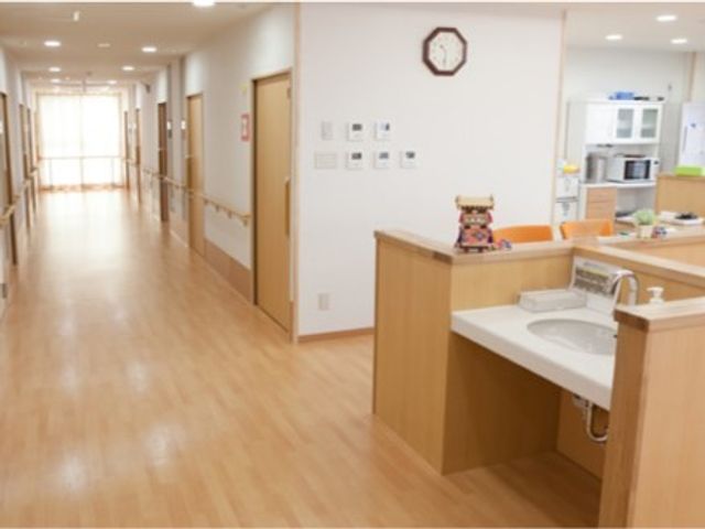木目調の温かみのある廊下