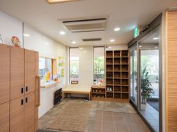 エントランスの明るい風景