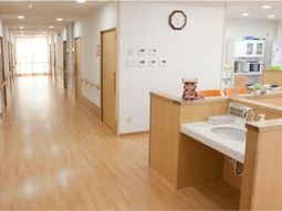 明るい廊下と受付