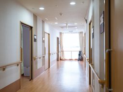 明るい廊下の風景