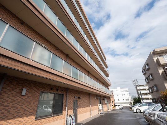 明るい建物の外観