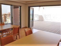 広々とした明るいダイニング