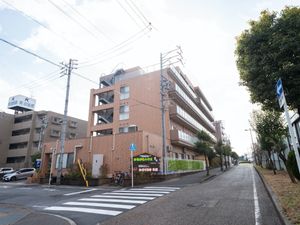 明るい建物の外観