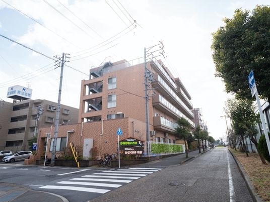 明るい建物の外観