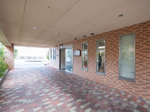 明るいエントランス通路