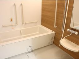 安全な手すり付き浴室