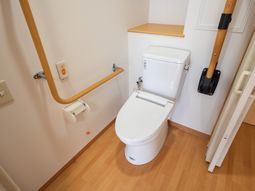 手すり付き清潔なトイレ