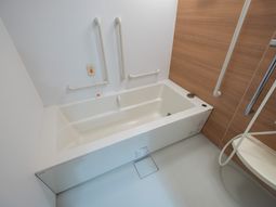 手すり付き浴槽の明るい空間