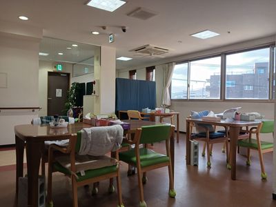 共有スペースの明るい居室