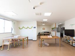 共有スペースの明るい居室