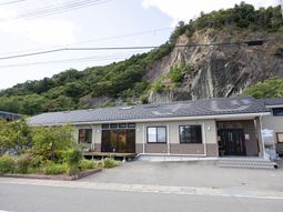 自然に囲まれた建物の外観