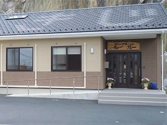 落ち着いた色の建物エントランス