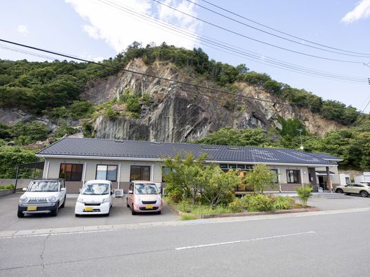 山に面した建物外観