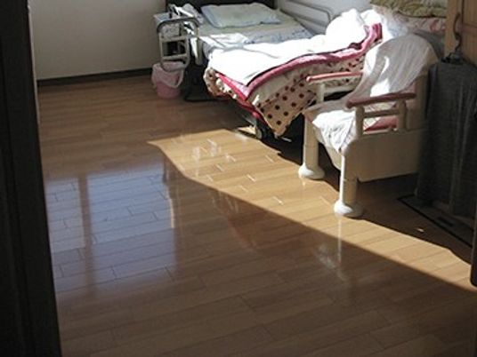 明るい居室のベッド周り  