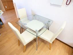 ガラスのテーブルの食堂