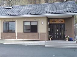 清潔感のある建物のエントランス