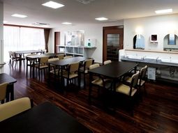 明るい食堂の風景