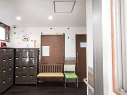 明るい廊下と待合室