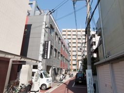 街中の建物外観