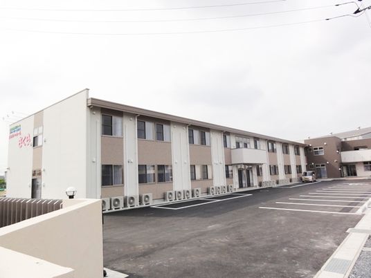 広々とした駐車場と建物