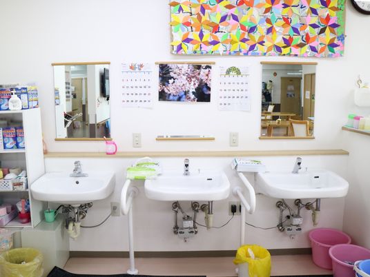 手洗い場と鏡の風景