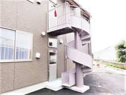 外階段付き建物外観