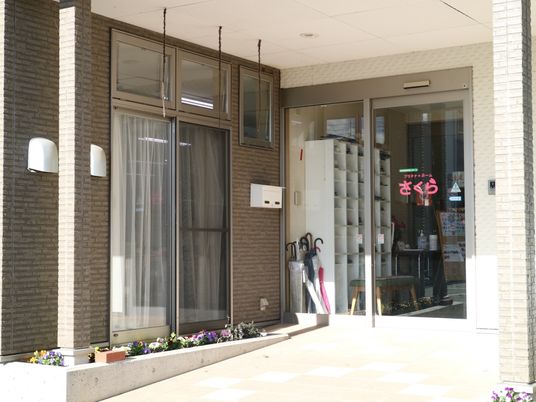 明るいエントランスと玄関