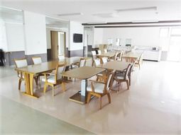 清潔な食堂の空間
