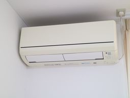 壁に取り付けられたエアコン