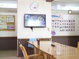 食堂のテーブルとテレビ