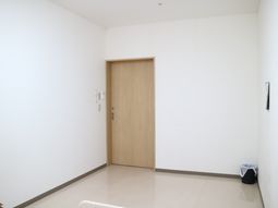 シンプルな白壁の部屋