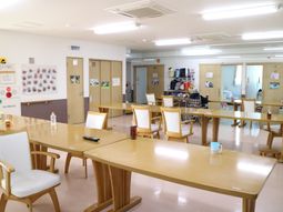 明るい共有ダイニングスペース