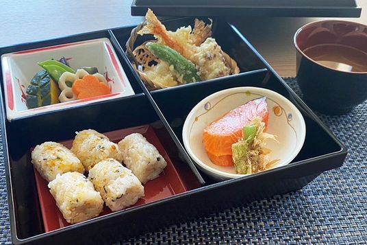 和食膳のあるダイニングルーム