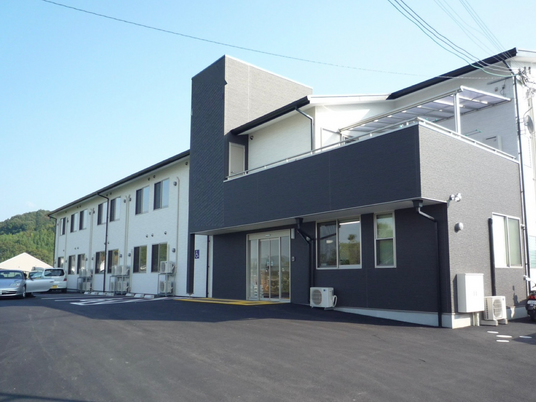 広く開放的な建物外観