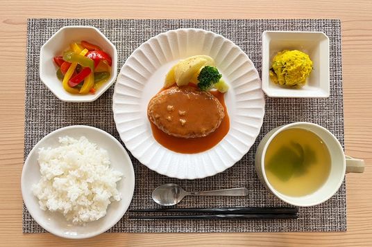 食事が並ぶテーブル