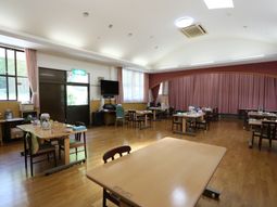 共有スペースの明るい室内